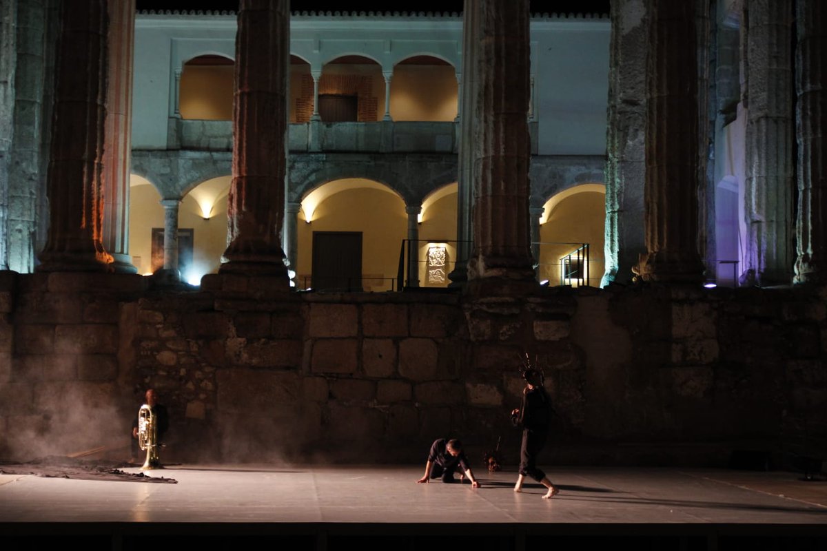 ayto_merida's tweet photo. #LaNocheDelPatrimonio #Mérida Espectáculo de Daniel Abreu en #FestivalEscenaPatrimonio con la obra "En La Naturaleza" en el Templo de Diana con música en directo #méridaenamora https://t.co/CtlCae2YGp