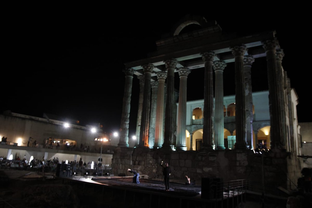 #LaNocheDelPatrimonio #Mérida Espectáculo de Daniel Abreu en #FestivalEscenaPatrimonio con la obra "En La Naturaleza" en el Templo de Diana con música en directo #méridaenamora