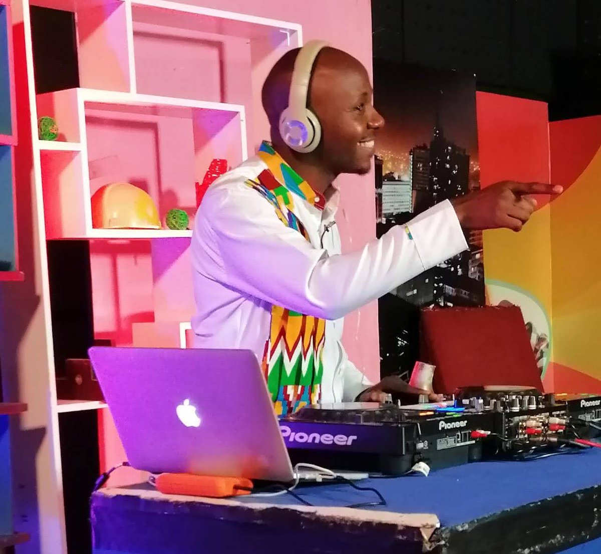 #RT <a href="/KTNLife_Style/">KTN Life&Style</a>: RT <a href="/DJKrowbar/">DJ KROWBAR</a>: STORY TIME coming in a few minutes right here on #SundayBest, grab a glass of water then come back. #WaterIsLife 

<a href="/ktnhome_/">KTN ENTERTAINMENT</a> <a href="/ktnbtv/">KTNBtv</a>