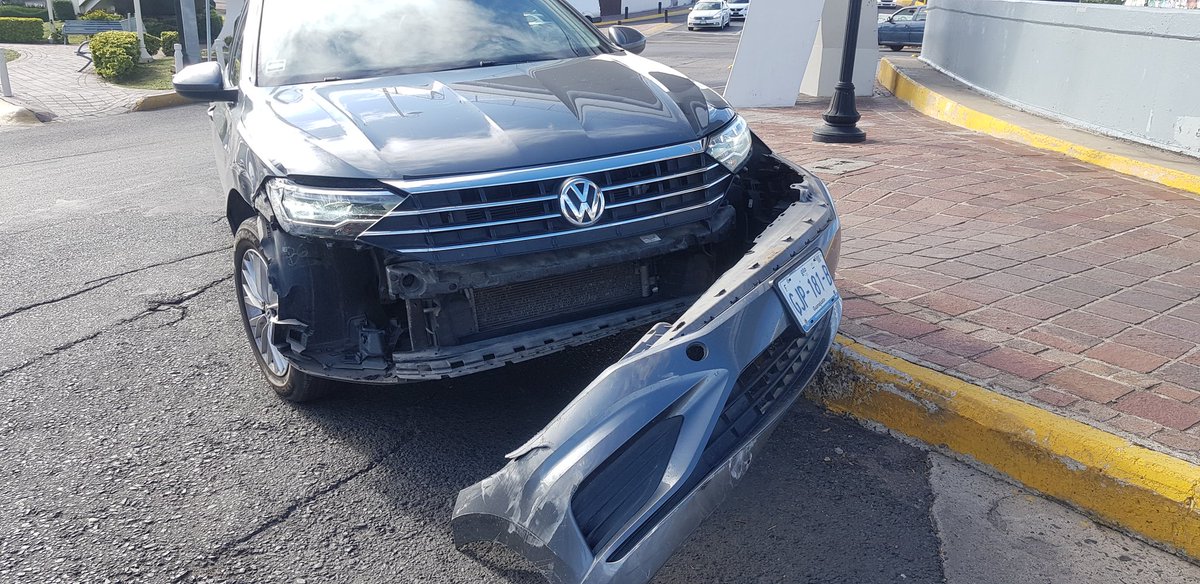 Denuncio mediáticamente a <a href="/Seguridad_Leon/">Secretaría de Seguridad León, Guanajuato</a> por no darme seguridad a mi, sino a quienes destrozaron mi coche. 
<a href="/hlsantillana/">Héctor López Santillana</a> <a href="/municipio_leon/">Municipio de León</a> <a href="/diegosinhue/">Diego Sinhue Rodríguez Vallejo</a> <a href="/Jen_m6/">Jennifer Marcocchio</a> <a href="/irisbanuelos/">Iris Bañuelos</a>
Me esposaron, examen alcohol resultó negativo y me impactaron de costado. Delincuentes huyeron. @PDHEG