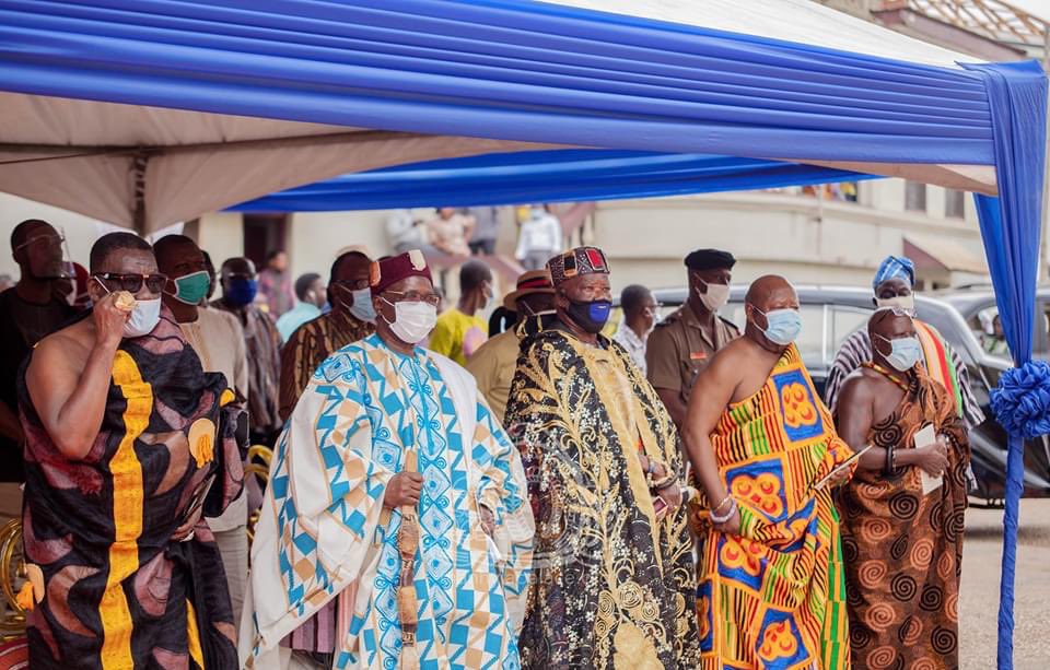 ManhyiaPalace's tweet photo. Otumfuo Osei Tutu II, Asantehene, joined the President of National House of Chiefs, Togbe Afede XIV, Agbogbomefia of Asoggli State to commission an ultra modern National House of Chiefs building at Manhyia. https://t.co/1Hy4A8U8Dc