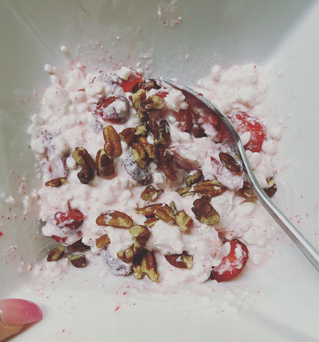 jaxluv21's tweet photo. Low carb snack! Cottage cheese with a little bit of sugar free jello powder sprinkled in it with some sliced strawberries and pecans! #keto #snackattack #ketodiet #dirtyketo https://t.co/yvQENf497V