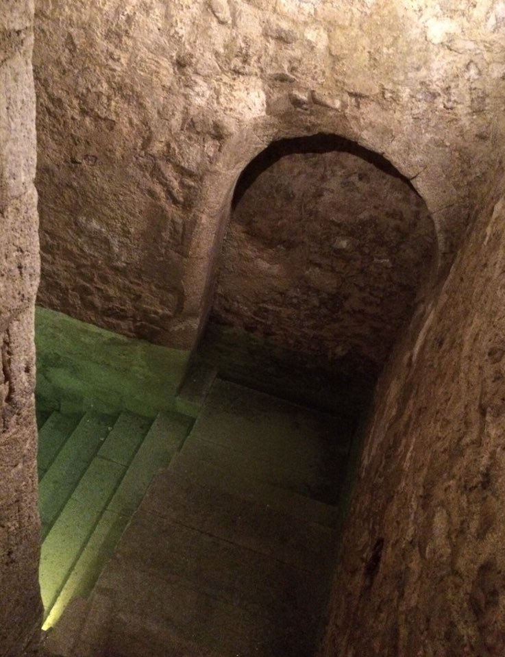 maimonide_i's tweet photo. Journée Européenne de la Culture et du Patrimoine Juifs, dim. 13: visite du Mikvé médiéval de Montpellier.
Descentes par groupes de 4, avec masque obligatoire et gestes barrières (Covid-19).
Rdv 10h/16h, rue de la Barralerie. Entrée libre. Organisé par @maimonide_i @MplTourisme https://t.co/D8HkKFTJ9D
