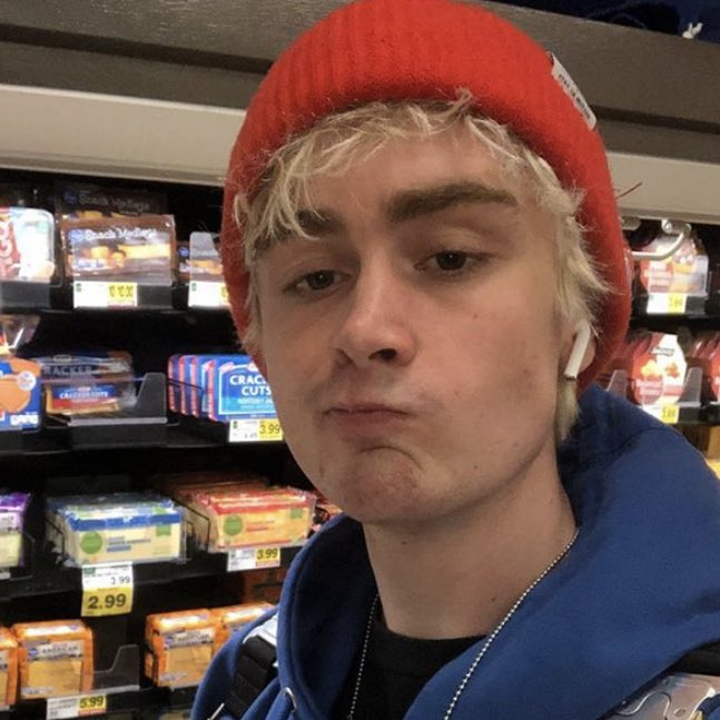 ALRlGHTALEXA's tweet photo. happy birthday luka i hope u get a tuba, i really don’t like tuna but i love a good hula. maybe you’ll get some good gouda or maybe even a loofa. i like beluga and even some barracuda and don’t go to bermuda unless u want to scuba. https://t.co/QowrH2azSc