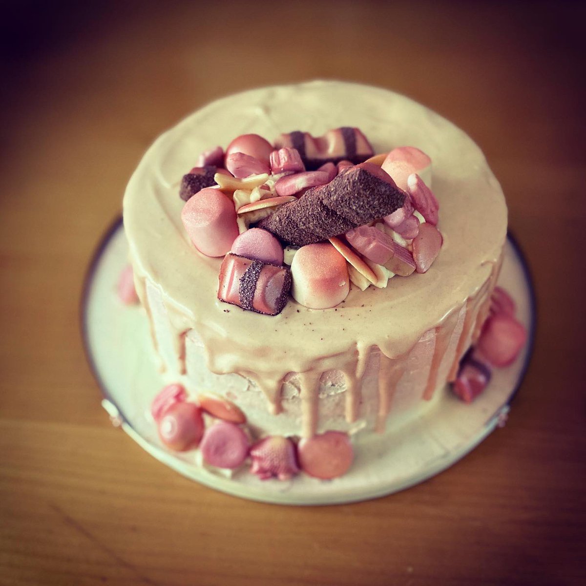 cakeymates's tweet photo. Beautiful cake for a beautiful lady! Xxx https://t.co/LdWTB1abUy