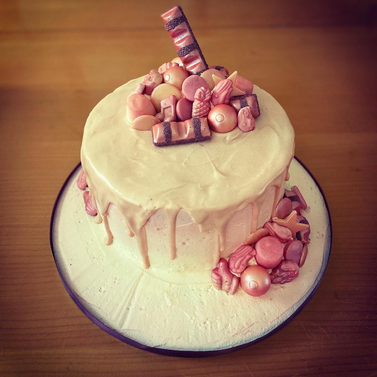 cakeymates's tweet photo. Beautiful cake for a beautiful lady! Xxx https://t.co/LdWTB1abUy