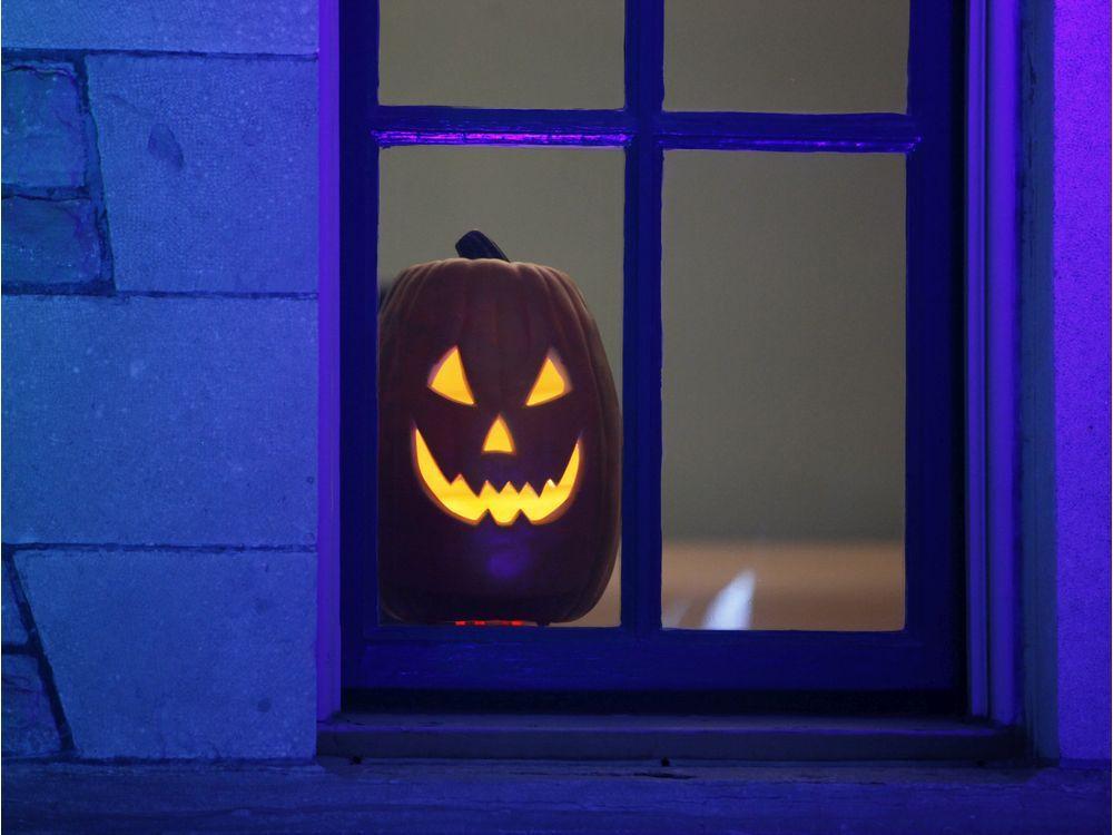 OttawaCitizen's tweet photo. Province will be coming out with COVID-19 Halloween guidance: Etches https://t.co/NDwFsf5BtP https://t.co/Tg3DP2jLJo