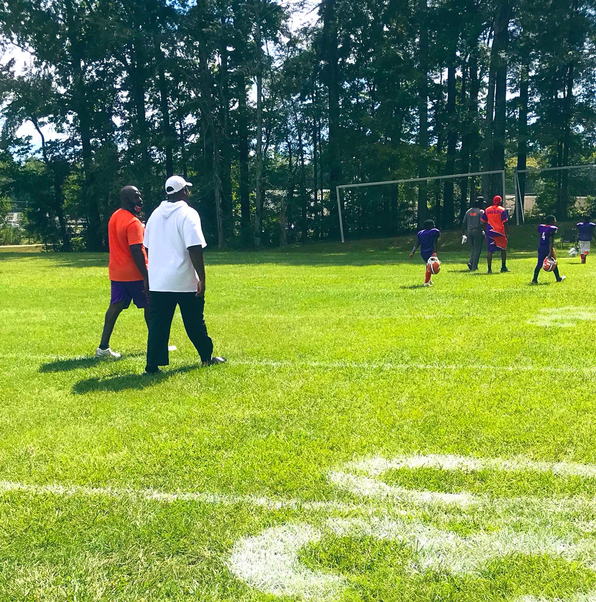 2020PurpleTiger's tweet photo. Making sure our little Tigers know that they are important to our Bessemer City Football Family. We enjoyed watching the 7U Tigers in their first game of the season. ♥️ #BessemerStrong #TheCityFB #TigerPride https://t.co/HrseDDh9qX