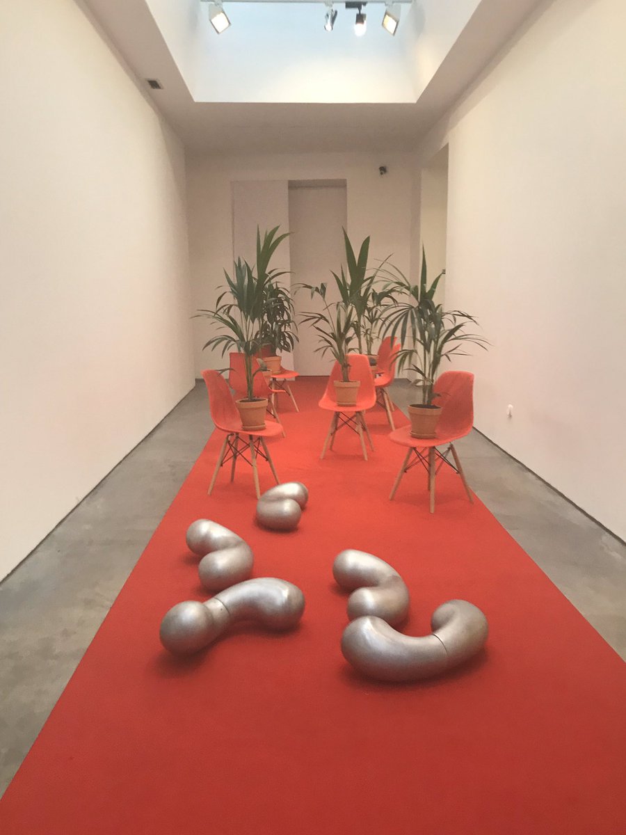 marceladelap's tweet photo. #aperturagalleryweekend que gozada pasar la tarde entre amigos y arte! #maxestrella #espaciovalverde #marlborough #rafaelperezhernando https://t.co/pZBDFgsE2z