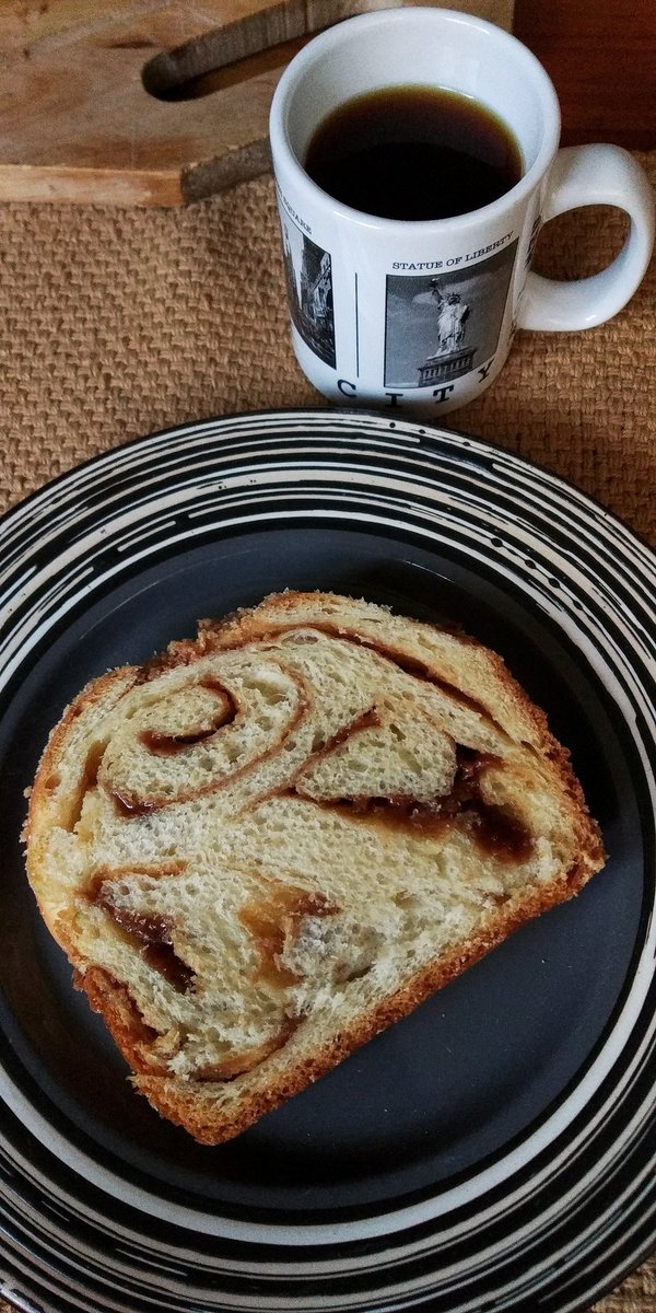 HijaPanadera's tweet photo. ¿Y si hacemos babka? Pero no de chocolate. De guayaba y de Speculoos y con streusel de canela ❤️ #babkabread https://t.co/SumnbaulEL