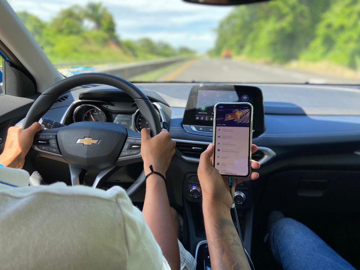 AutosyMas's tweet photo. El sistema de asistencia #OnStar tiene conectividad Wi-Fi para conectar hasta 7 dispositivos. 
Estamos disfrutando este #TRACKERTRIP probando el sistema de infoentretenimiento con pantalla táctil de 8” con Android Auto y Apple CarPlay. @ChevroletMexico 🎶🌄 https://t.co/mE4dvBEvVI