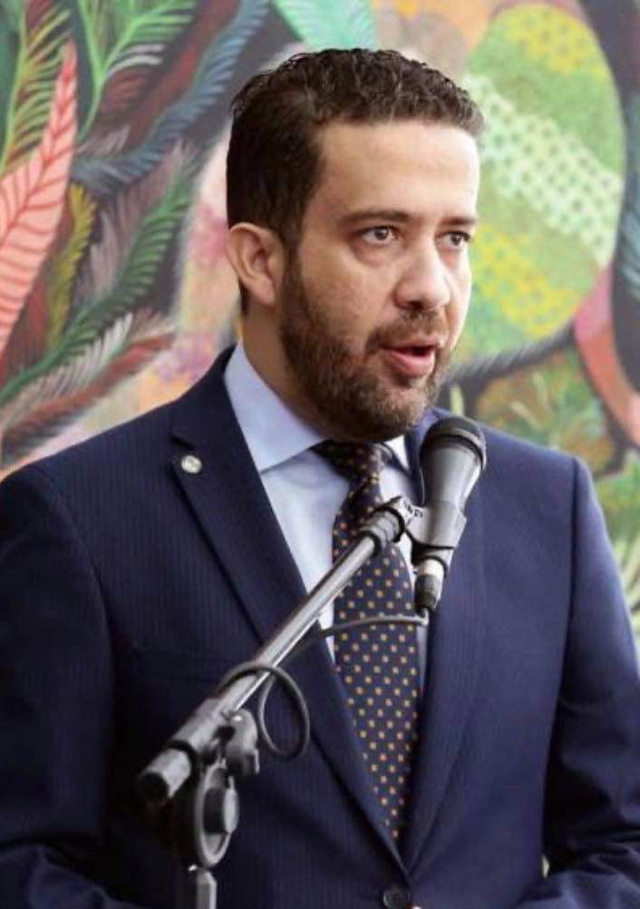 AndreJanonesMG's tweet photo. Peço perdão pela ousadia em postar minha foto ao lado do retrato de JK, mas o texto não é muito grande então peço que leiam até o final e entenderão! 
Infelizmente muitos ainda confundem humildade e simplicidade, com falta de inteligência! 
Hoje, comemoramos 118 anos deste que é+ https://t.co/Bjn8RG0fWc