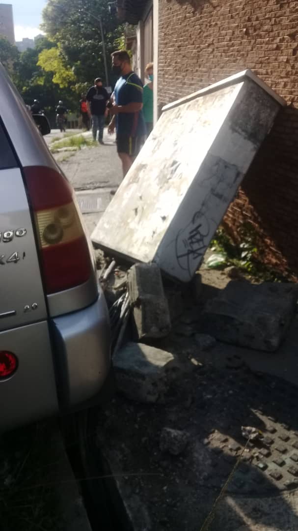 FaroComunitario's tweet photo. #12Septiembre #MIranda #ATENCION @ContactoCantv conductor estrella su vehículo contra la caseta telefónica ubicada en la calle 10 de #PaloVerde, frente a la iglesia. Se requiere a la brevedad la visita de los técnicos para verificar los daños.
@ReporteYa
@sumariumcom https://t.co/RxxnbItviN