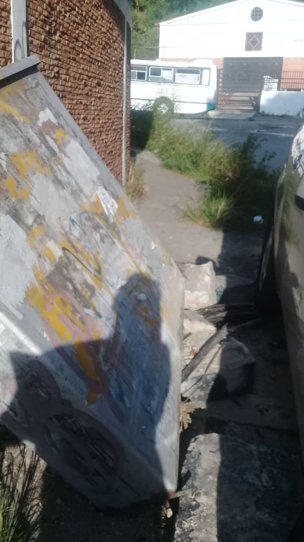 FaroComunitario's tweet photo. #12Septiembre #MIranda #ATENCION @ContactoCantv conductor estrella su vehículo contra la caseta telefónica ubicada en la calle 10 de #PaloVerde, frente a la iglesia. Se requiere a la brevedad la visita de los técnicos para verificar los daños.
@ReporteYa
@sumariumcom https://t.co/RxxnbItviN