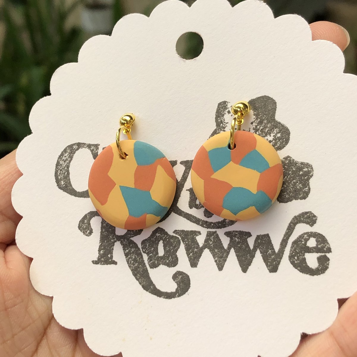 SharyM91's tweet photo. @cokastar @FullExecution @ClayByRowwe en IG. Aretes, llaveros y pines de arcilla 🤩
#ElMercaditoPersa #FullLocal https://t.co/O5Zb2NqiH5