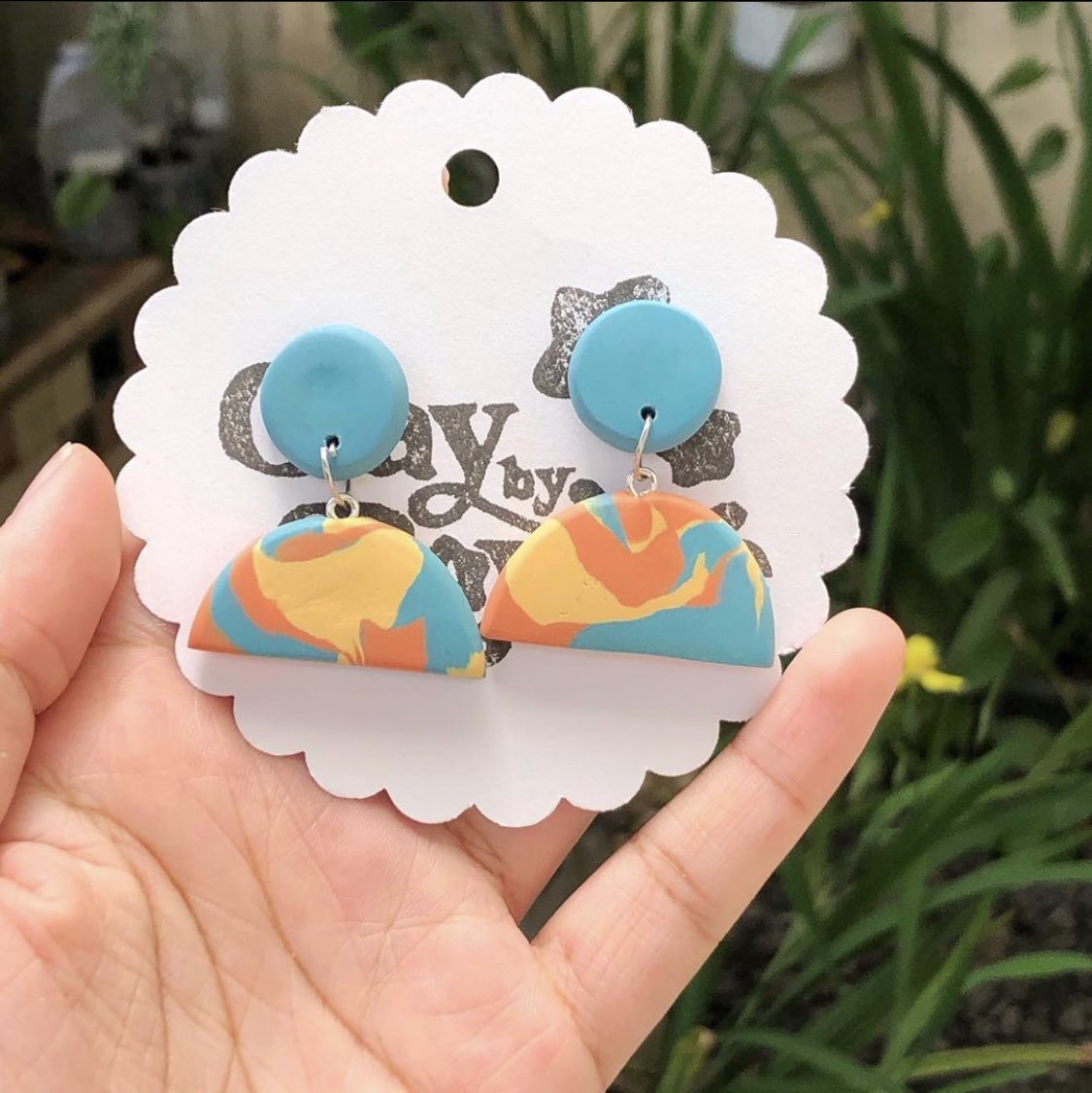 SharyM91's tweet photo. @cokastar @FullExecution @ClayByRowwe en IG. Aretes, llaveros y pines de arcilla 🤩
#ElMercaditoPersa #FullLocal https://t.co/O5Zb2NqiH5
