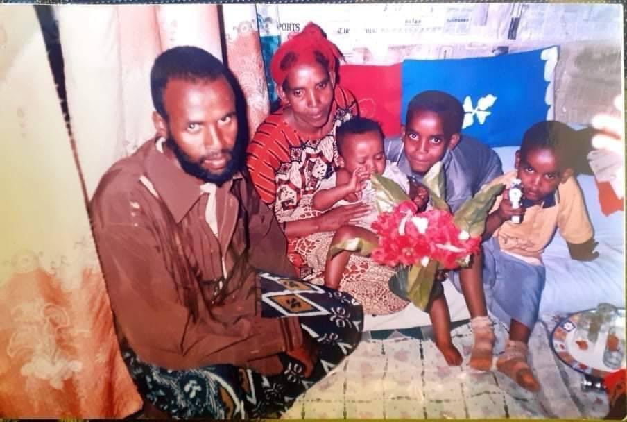 slowquickhead's tweet photo. #JibrilMohammed, father to #LeylaJibril of @OromiaMedia was beaten and taken to prison accused of his daughters work as a journalist. In Ethiopia journalism is a crime, it  extends to your family too, as we speak all his family have fled home in #Hararghee #OromoProtests https://t.co/UQZy2V0dMW