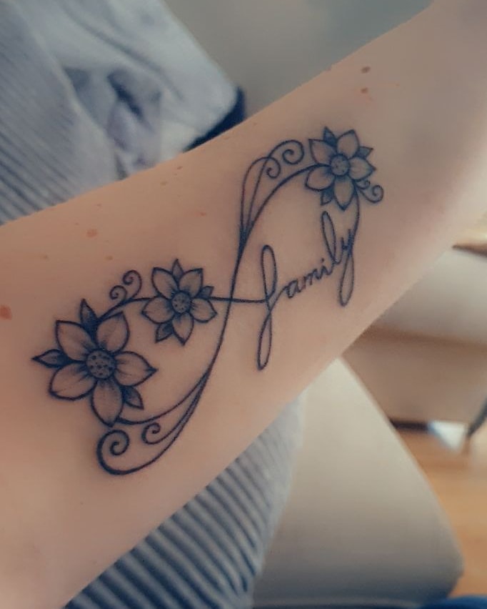 SjTreats's tweet photo. Havnt tweeted for a while. 
Only thing that changed is got a tattoo or 2 #tattoos #familytattoos #infinitytats #flowertattoos https://t.co/mQaBWmgi4Y