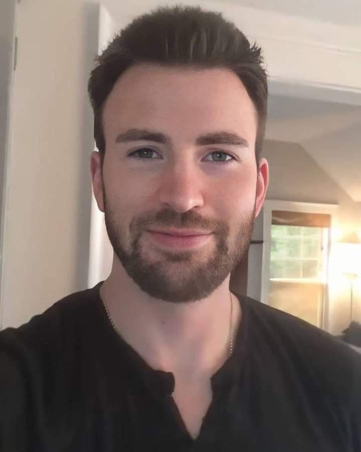 fresasconcham0y's tweet photo. Yo no necesito ver el pack de Chris Evans, con su carita hermosa me basta 😍 https://t.co/pwcLyosdlV
