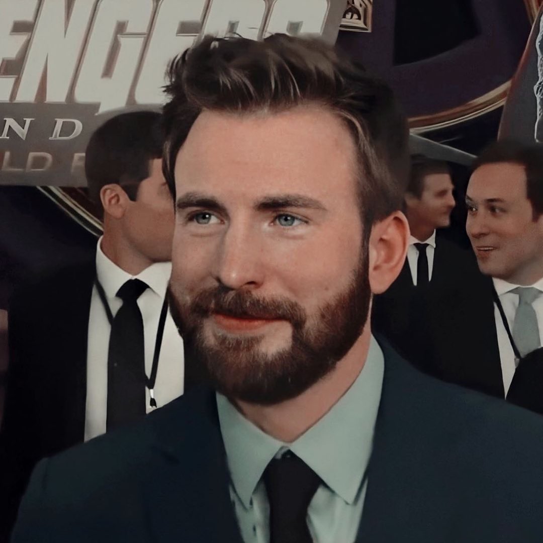 fresasconcham0y's tweet photo. Yo no necesito ver el pack de Chris Evans, con su carita hermosa me basta 😍 https://t.co/pwcLyosdlV
