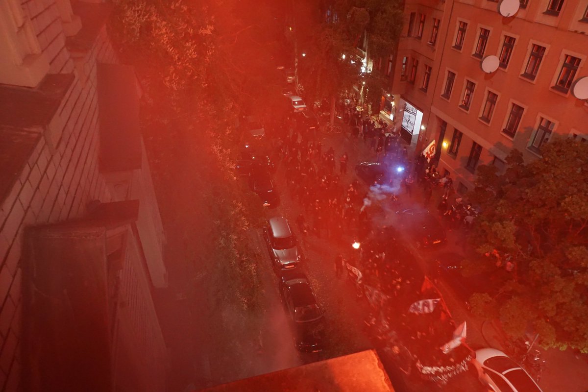 Hoch die interkiezionale Solidarität! Die #Kohlfurter sendete heute mit Pyro und Feuerwerk solidarische Grüße an die #Interkiezionale Demo, die laut &amp; kämpferisch durch die Straße zog. #b1209
