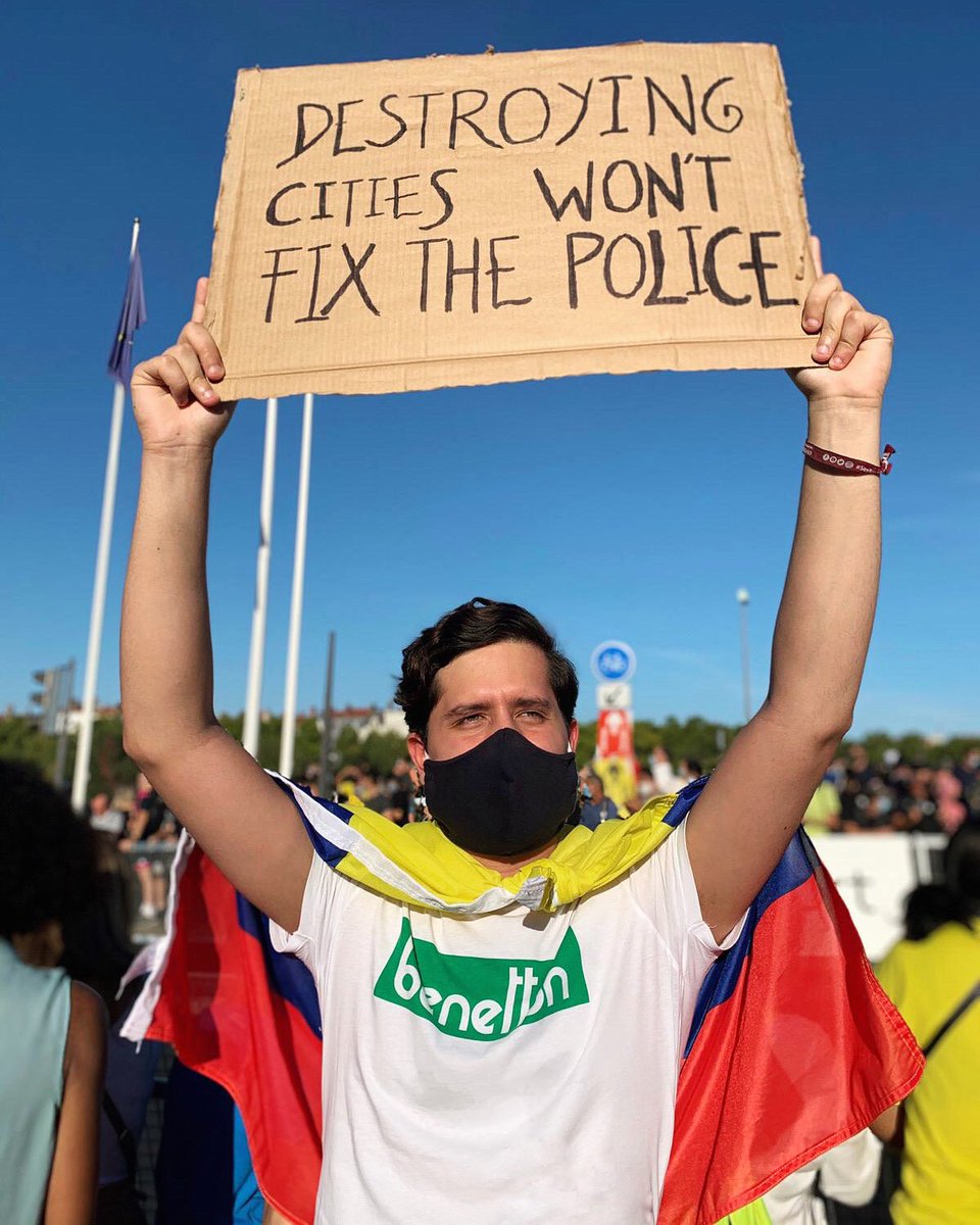 SEBASTIANMUNE14's tweet photo. Desde el tour de Francia, “destruir las ciudades no arregla a la policía” https://t.co/eVCRVY5DVc