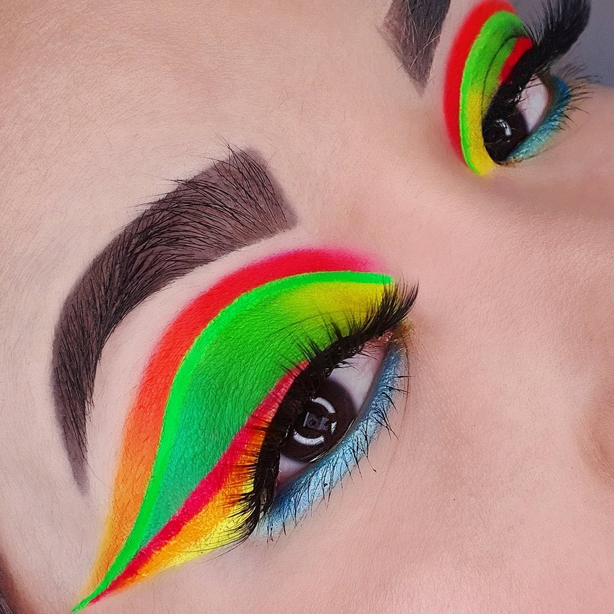 kimaitabar's tweet photo. Neon vibes using the @ABHcosmetics @norvina vol. 3 palette and electric cake liners 💕

Follow my instagram @ikimmymakeup for more https://t.co/D9YBtdSL0f