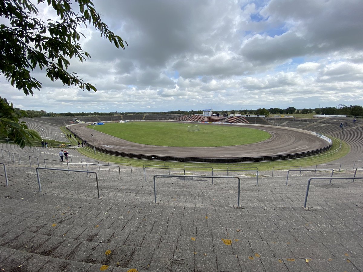 TWuelpern's tweet photo. Mit dem Motodrom Halbemond das zweitgrößte Stadion Niedersachsens erlebt. Richtig schönes Ding, top Organisation und das Spiel war ein absoluter Leckerbissen. 
#Motodrom #Halbemond #Halbemonder #Halbemondstadion #Groundhopping #Lostground #Stadionromantik

https://t.co/rKU3yMcyFR https://t.co/VwBRouYoUy