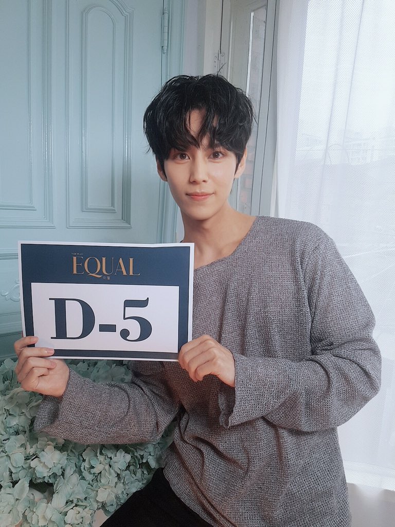 [EQUAL_이퀄] 이수웅 니콜라 D-5

🗓 연극 '이퀄’ D-5 🗓
⠀
"내 눈앞에 분명히 존재했던 것들이 점점 추억 속으로 들어가 버리네.
좋은 추억으로 남았으면 좋겠어."

니콜라役_이수웅
⠀
✔ 2020.09.18 ~ 2020.11.22
✔ 예스24스테이지 2관
⠀