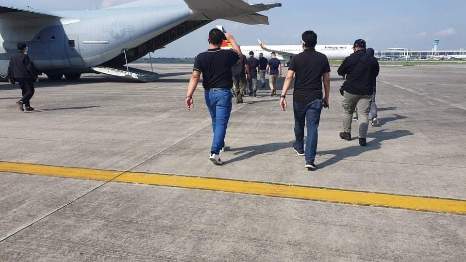 NEW: Photos of Pemberton being escorted to a US military plane. 📸 Bureau of Immigration