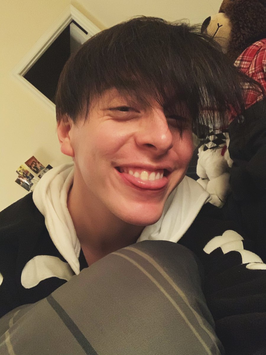 ThomasSanders's tweet photo. Today in personal achievements, I’m feeling like I’m making progress in resetting my sleep schedule. Woke up extra early today and am now READY for bed. May it continue! Next apparent goal to tackle: managing my hair! 😴 https://t.co/Hd7moFRW6J