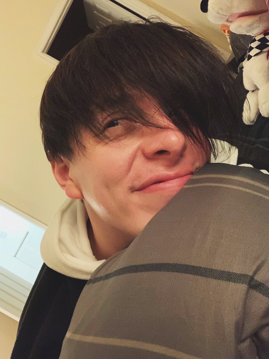 ThomasSanders's tweet photo. Today in personal achievements, I’m feeling like I’m making progress in resetting my sleep schedule. Woke up extra early today and am now READY for bed. May it continue! Next apparent goal to tackle: managing my hair! 😴 https://t.co/Hd7moFRW6J