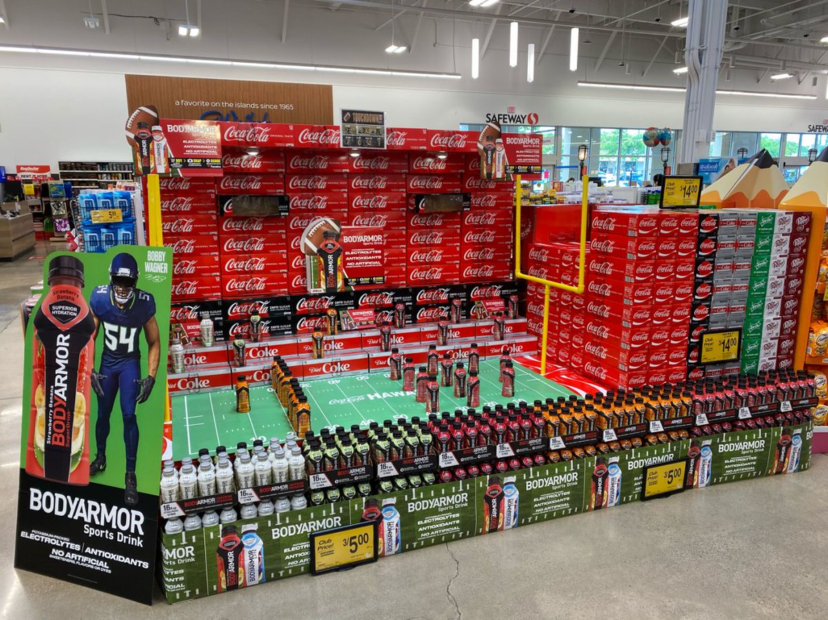 SportByFort's tweet image. What is the value of promoting a partnership in millions of points os sale? 
Shouldn't the rightsholders pay brands for this service?
Below an example of football activation in Hawaii by @CocaColaCo via @johnnmount247