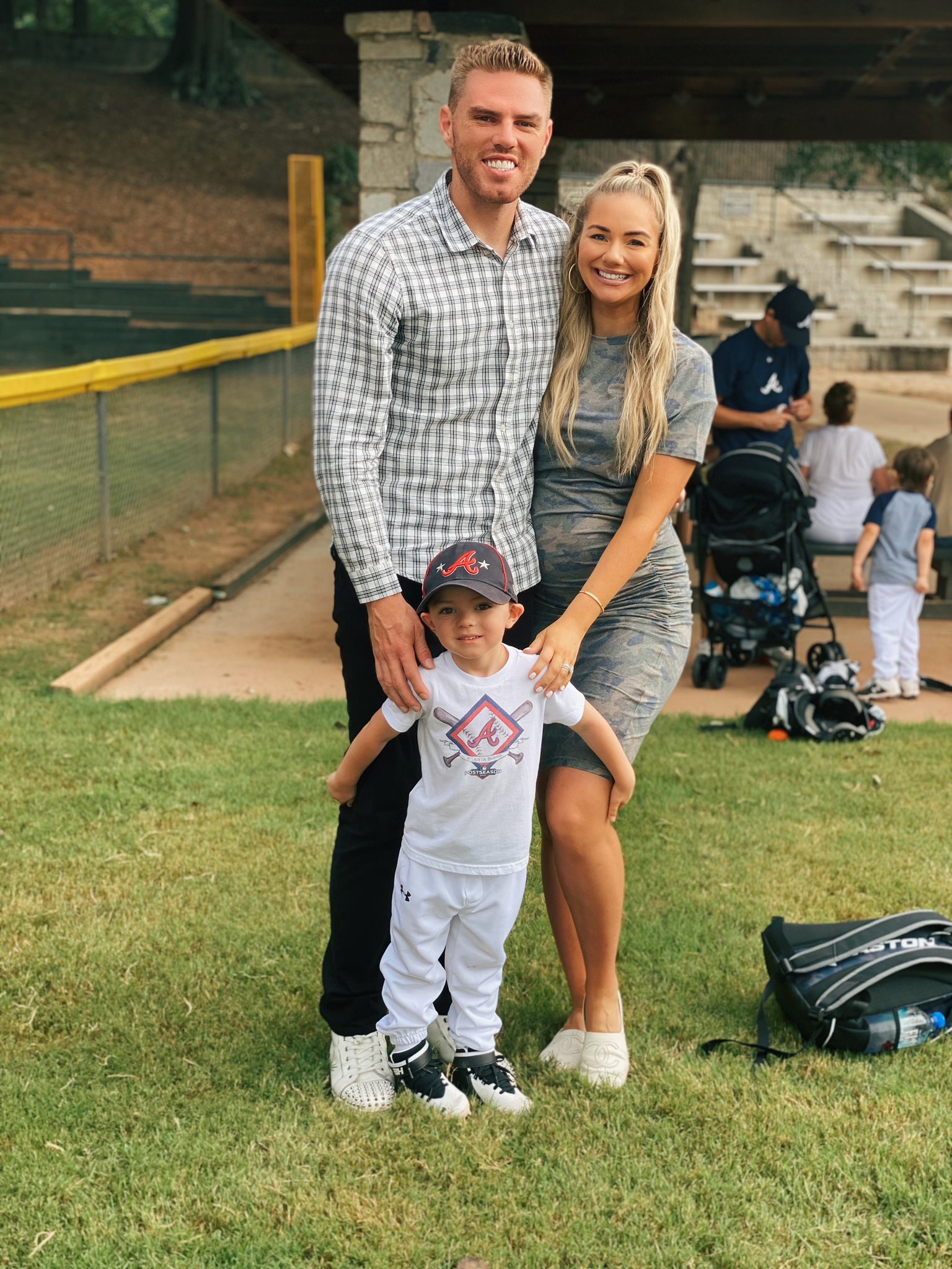 Chelsea Freeman on X: Happy 31st Birthday @FreddieFreeman5 ! He is on a 11  day road trip and flew in for 2 hours this morning to surprise Charlie for  his first tee