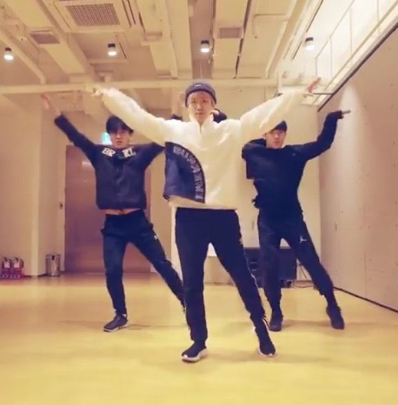 baekxing: sharing is caring – thread of them wearing the same clothes hehe