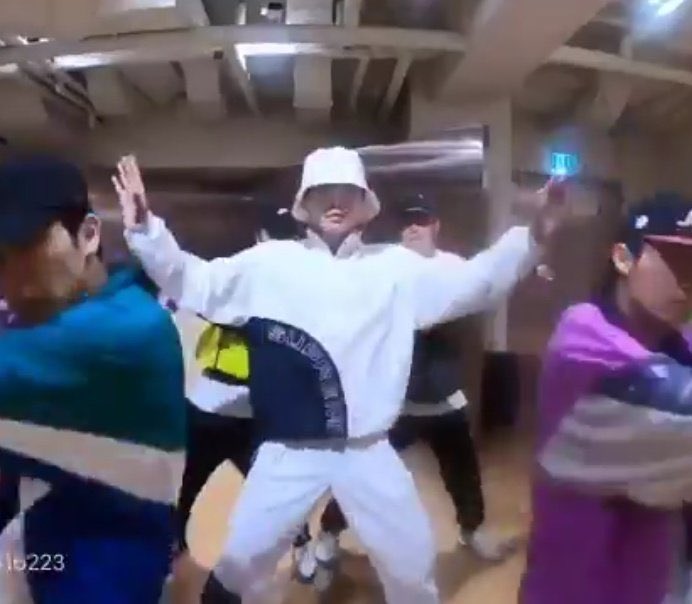 baekxing: sharing is caring – thread of them wearing the same clothes hehe