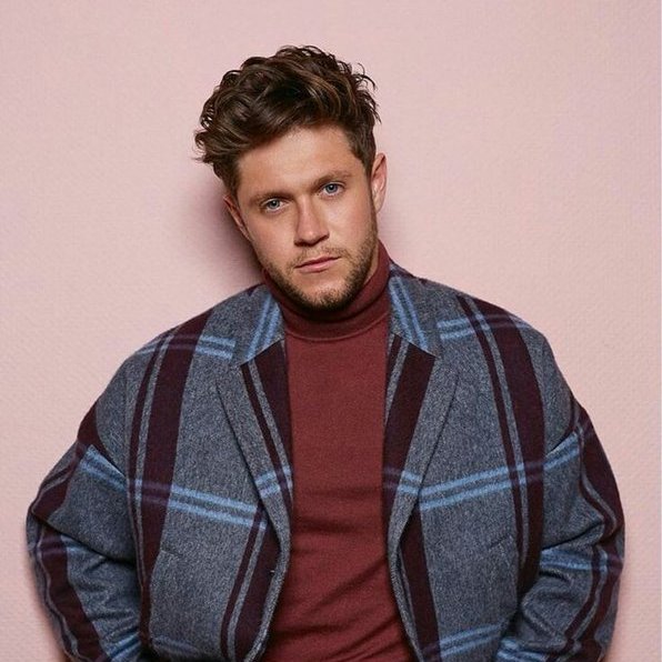 Niall Horan ya tiene 27 años Amo a este rubio más que a mi vida.
HAPPY BIRTHDAY NIALL 