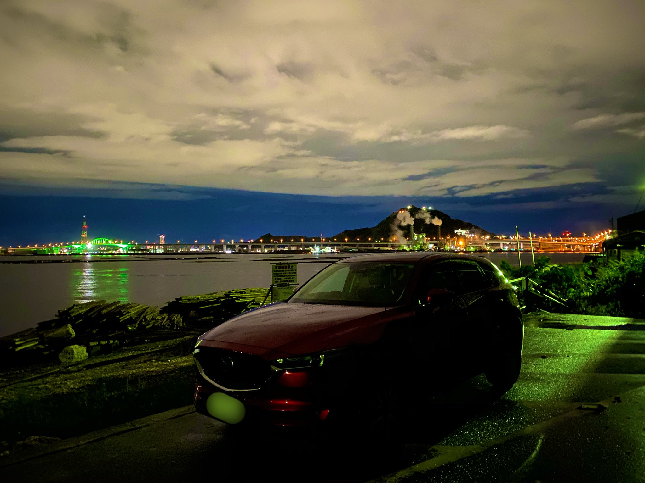 おかぴっぴ Cx 5 海とマツダ 広島市内の工場地帯 黄金山 そして広島 高速３号線のライトアップされた宇品大橋 街灯が少なく薄暗い場所だけど車もほぼいないのでお勧めの撮影スポット 橋とマツダ 工場とマツダ 夜景とマツダ Withmazda T Co