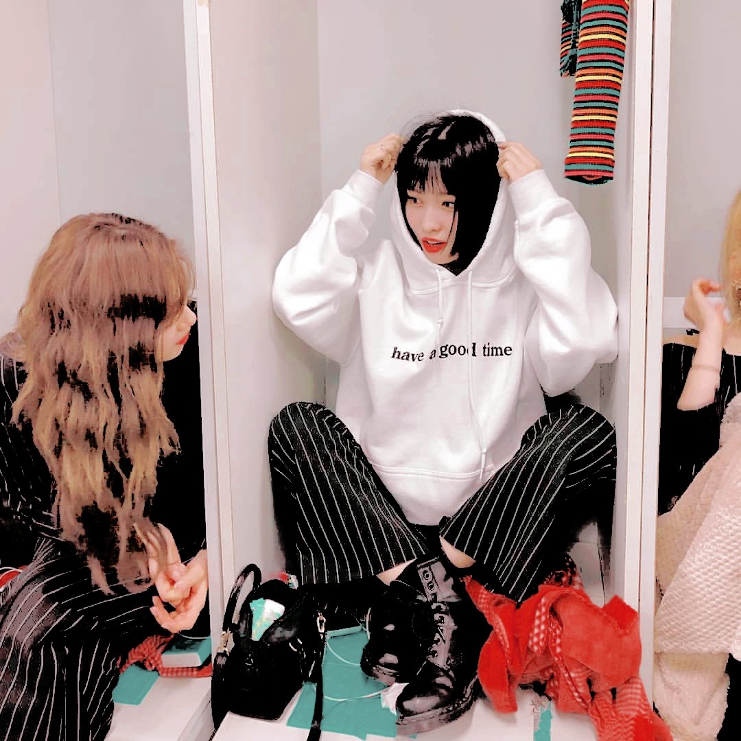 twairyoncx's tweet photo. ˗ˏˋ 𝗼𝗻𝗰𝗲 upon—,, ［🧚🏻____.］ɑ tımᥱ ˀ ˀ  ៸៸  ⌗twɑı.rч's ꜜ 12. O9  ♡  𝐮𝐩__ * * 𝕕𝕒𝕥𝕖 : #EMLATATA ›

Dejamos por acá fotitos en backstage mientras nos preparamos para salir al escenario, nuestras cuatro niñas están ansiosas y por eso andan haciendo el ridículo. 😳 https://t.co/bI89vQp8kd