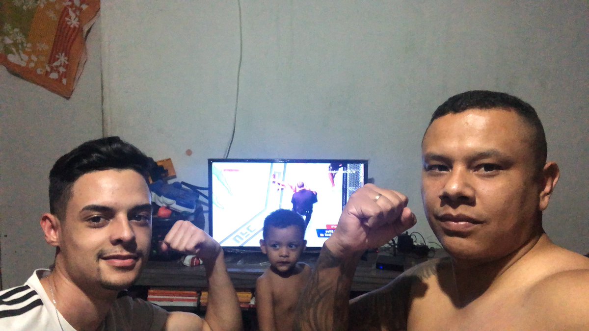 Assistindo as melhores as lutas só aqui no canal combate! #UFCnoCombate <a href="/flaviodilascio/">Flávio Dilascio</a>