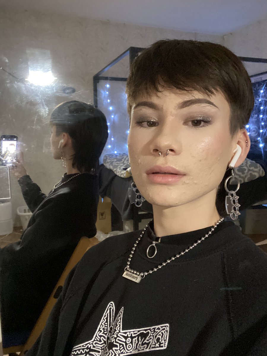 friends, lovers, and enemies! i am trans, i am nonbinary, and this it what being nonbinary means TO ME (thread):