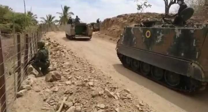 GuidoCalderonEC's tweet photo. En #Zapotillo con vehículos blindados, las #FFAA realizan operaciones militares en el límite fronterizo entre Ecuador y Perú. De esa manera se refuerzan los controles, para impedir el contrabando por los pasos fronterizos de: #Limones, #Catanas, #Novillos, y #TroncoQuemado. https://t.co/AWPe3B8gPQ