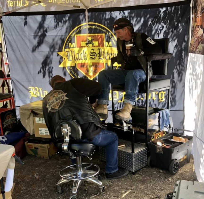 BlackSheepHDFCI's tweet photo. WE SHINE BOOTS....it's just one of the things we do. Jesus washed feet, we shine boots; always for free. Just a nice way to meet other bikers! https://t.co/LZ9lpG19oX #Bikers #Harley #IndianMotorcyclesE https://t.co/YvfrvgThyr