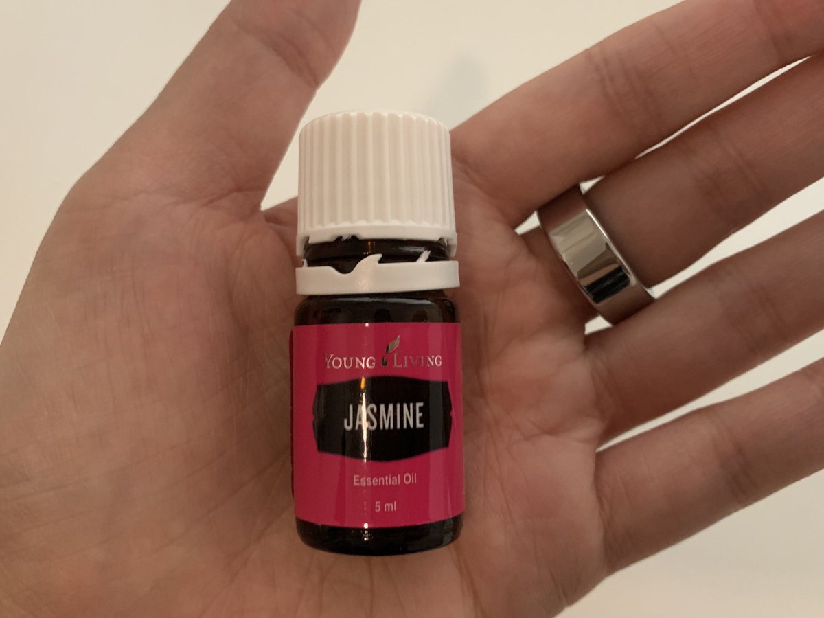 Azumi Ashley L マインド起業準備 リリーとお散歩終了 お花の精油は高価なのですが 週末は贅沢にジャスミンの香りに包まれてみます さて 瞑想しようかな お散歩 健康習慣 アロマセラピー アロマオイル 精油 ヤングリビング メディテーション