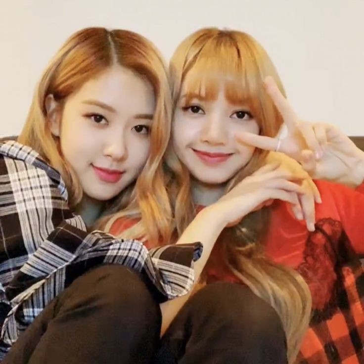 Vlive with Luca Except the last photo i just like to put it there, hope you don't mind  #Chaelisa  #Lisa    #리사    #Rosé    #로제  
