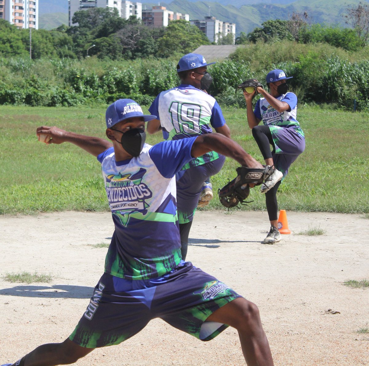 BendecidosA's tweet photo. Nuestros lanzadores también trabajando bajo fuertes medidas de bio-seguridad 😷⚾️🔥
•
•
#BendecidosAcademy 😇 #StaySafe #LetsGo #Blessed #Maracay #Aragua #Venezuela #BlessedProspects #Prospects #MiLB #MLB #Comando #Academy #Agency https://t.co/ql9KHo2hx4