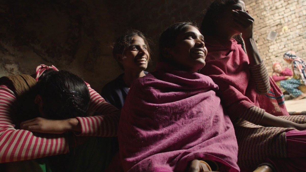 PERIOD: END OF SENTENCEEste dura SOLO 25 minutos.Sobre la lucha (re pacífica) de unas mujeres en india en contra de la estigmatización de la menstruación.Ganó el Oscar a mejor corto documental.