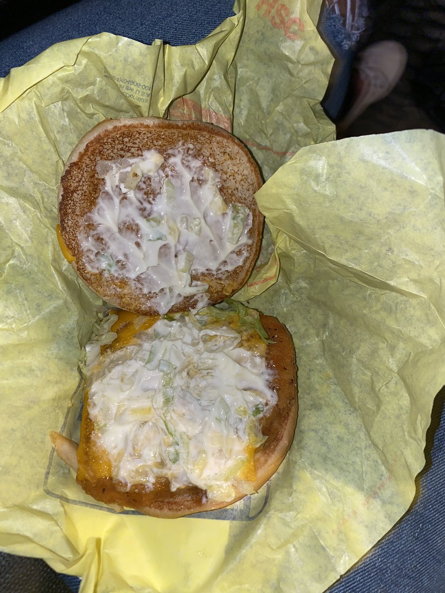 _sheellbbii's tweet photo. @McDonalds this ain’t no plain mcchicken 😭 even put cheese on it https://t.co/jJCre5HVmJ