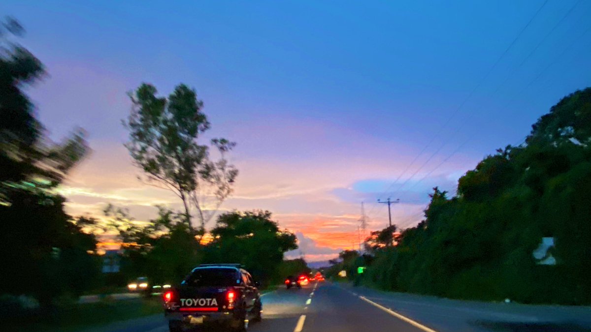 tcsnoticias's tweet photo. #ElSalvador
Así se ve el atardecer de este sábado, captado desde la carretera de Oro, San Martín. Fotos cortesía @MauriOrellanaSV https://t.co/4WjZn9vJ5y