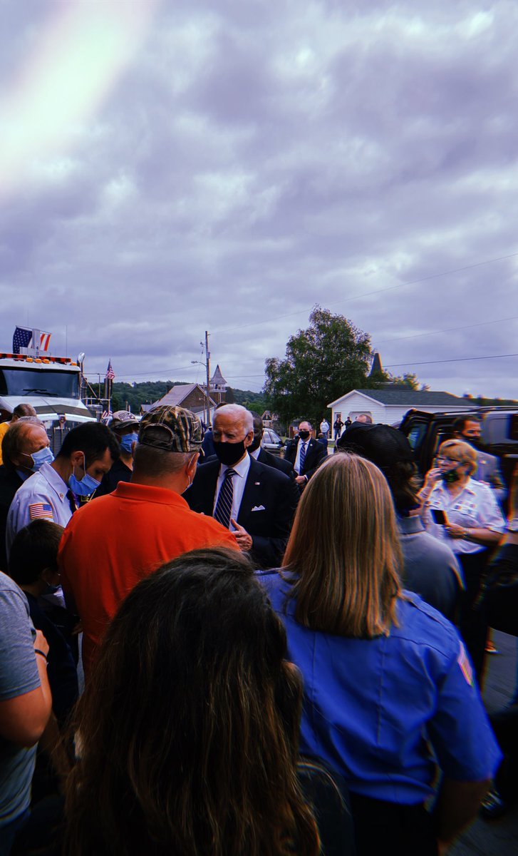 OliviaRaisner's tweet image. Photos from @JoeBiden’s basement this week: